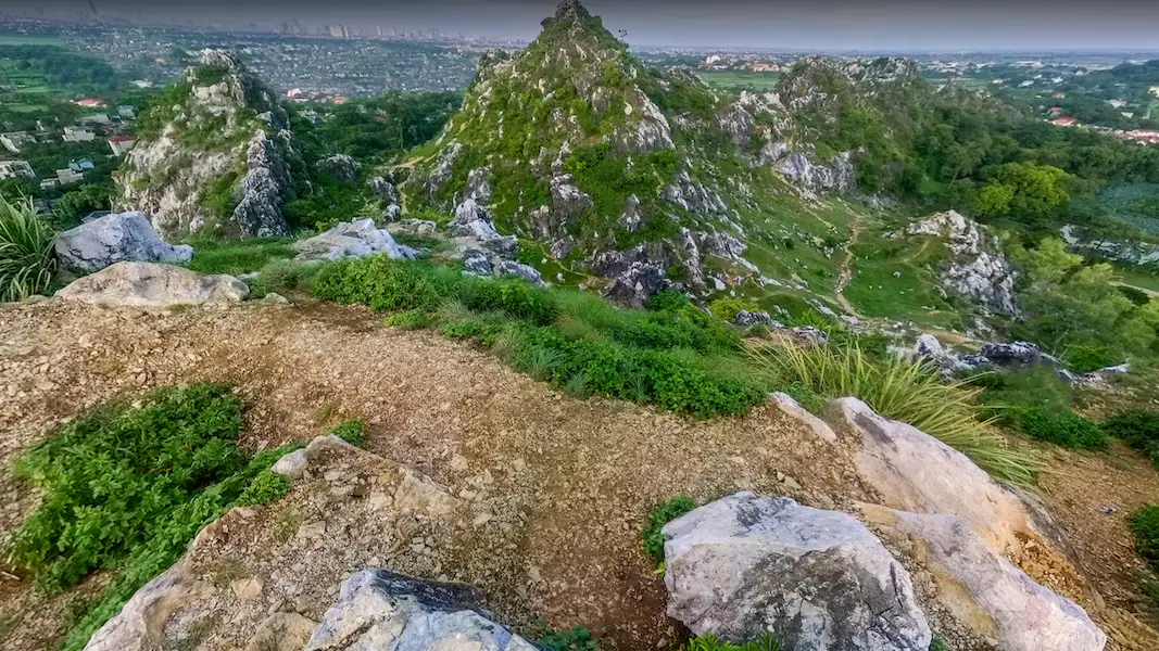 Leo núi chùa Trầm