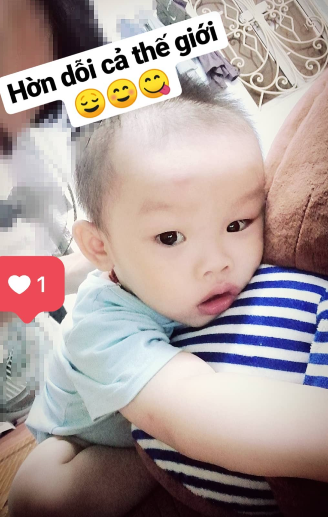 Hình ảnh cháu ôm gấu bông